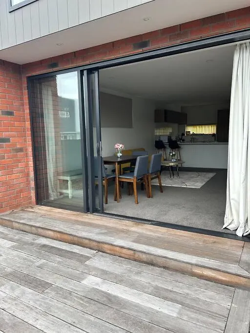 The Perfect Christchurch Escape Villa 0*,